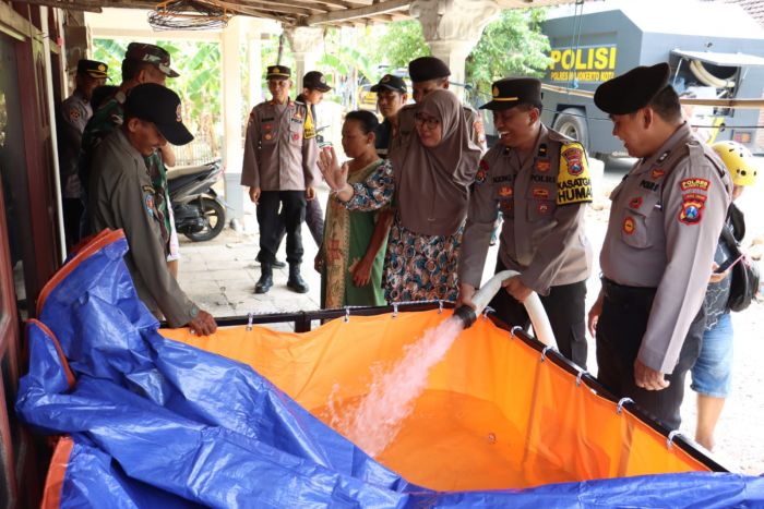 Polres Mojokerto Kota Salurkan Bantuan Air Bersih ke Dusun Tempuran Dawarblandong