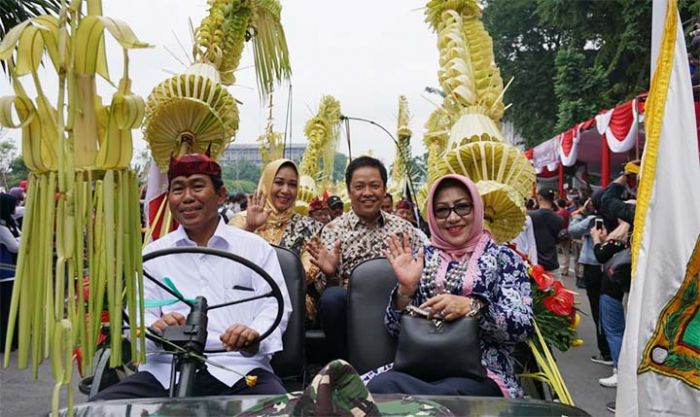 Kendarai Jeep Willys, Wali Kota Mojokerto Ikuti Parade Surabaya Vaganza 2019