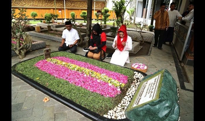 Nyekar di Komplek Makam Tebuireng  Jombang, Puti Soekarno Doakan Guru Bangsa