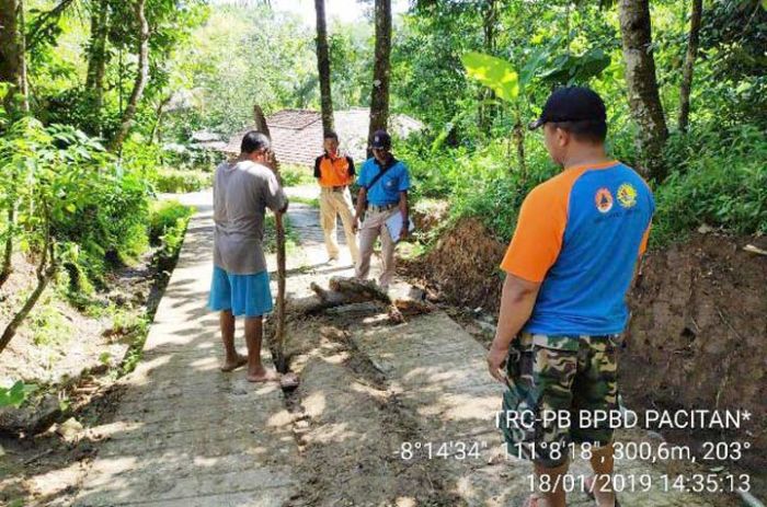 Diduga Ada Sungai Bawah Tanah pada Lubang Jalan Desa Karangnongko Pacitan