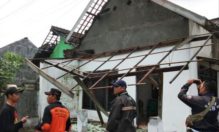 Hujan Disertai Angin Kencang Tumbangkan Pohon dan Hancurkan Puluhan Rumah di Kediri