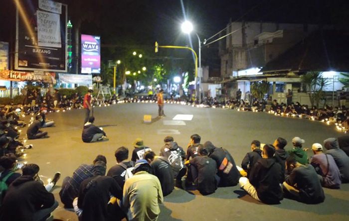 Demo Sampai Malam, Mahasiswa di Lamongan Tagih Janji DPRD Kawal Penolakan UU Cipta Kerja