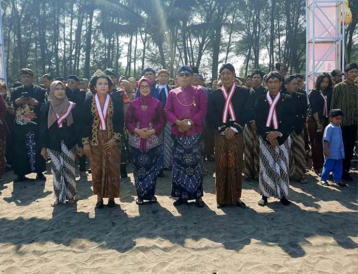 Bupati Blitar Hadiri Momen Sakral Larung Sesaji di Pantai Serang