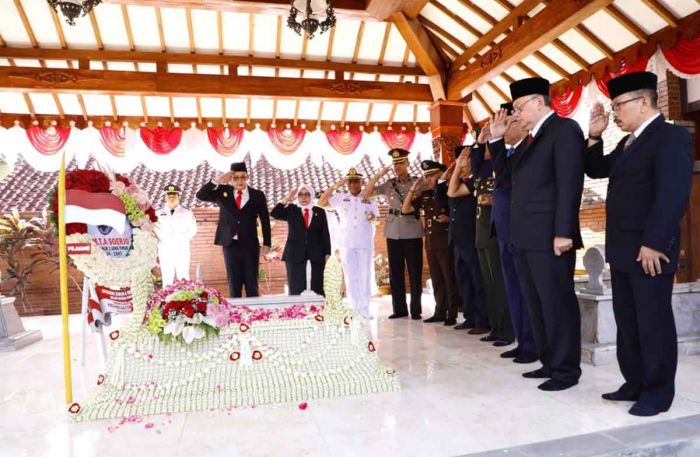 Jelang HUT Ke-79 Jawa Timur, Adhy Karyono Ziarah dan Tabur Bunga ke Makam Gubernur Soerjo