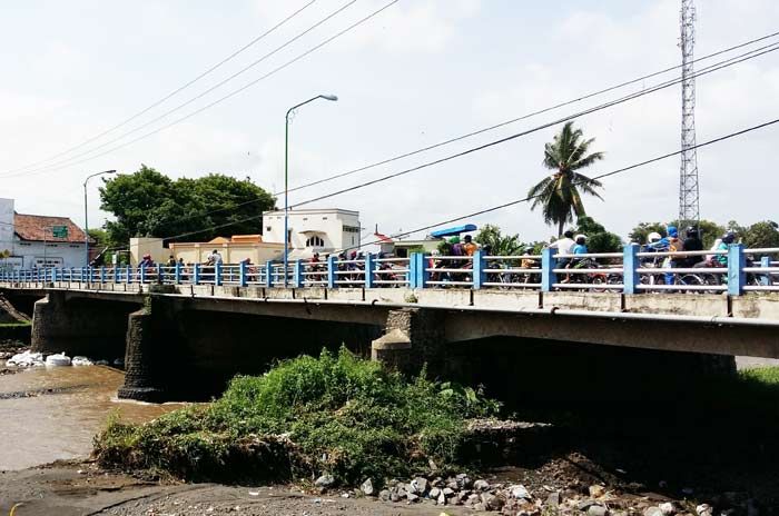 Sedimen Tergerus Banjir Hingga 1 Meter, Jembatan Gambiran di Lumajang Terancam Ambruk