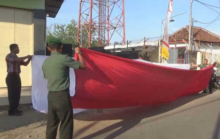 Kodim Jombang Kibarkan 20 Bendera Raksasa dalam Rangka Peringati HUT RI ke-72