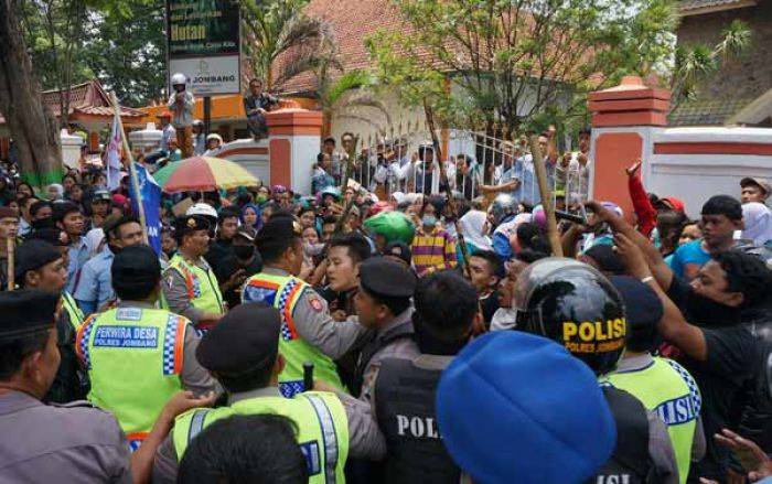 Demo Ribuan Buruh Tuntut Kenaikan UMK di Jombang Diwarnai Kericuhan