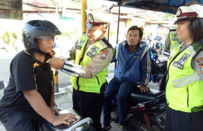 Anggota Satlantas Polres Batu Bagi-bagi Helm Gratis