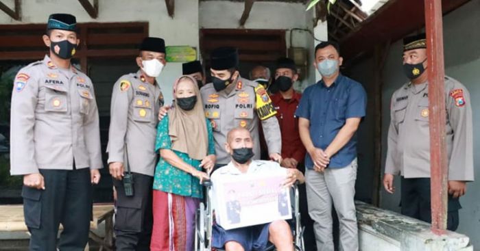 Polri Peduli, Polres Mojokerto Kota Salurkan Bantuan untuk Mbah Karmaen yang Menderita Stroke