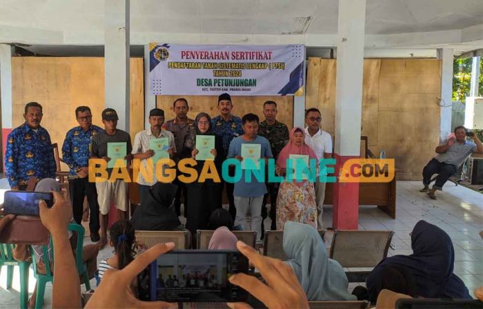 Wujudkan Kabupaten Lengkap, BPN Kabupaten Probolinggo Terus Bagikan Sertifikat PTSL