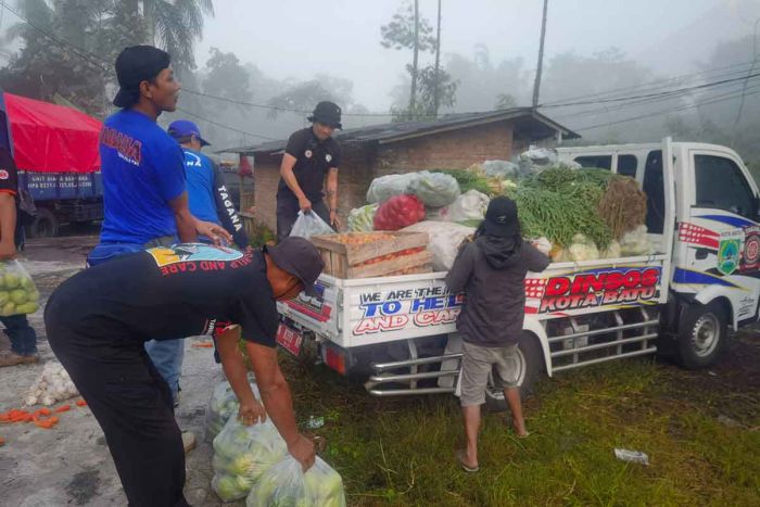 Tagana Bersama Komunitas Jeep Kota Batu Kirimkan Bantuan Sosial ke Korban Erupsi Gunung Semeru