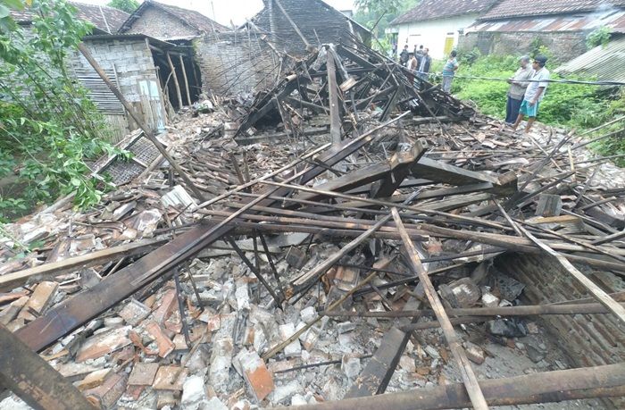 ​Dua Rumah di Sumobito Jombang Ambruk Diterjang Puting Beliung