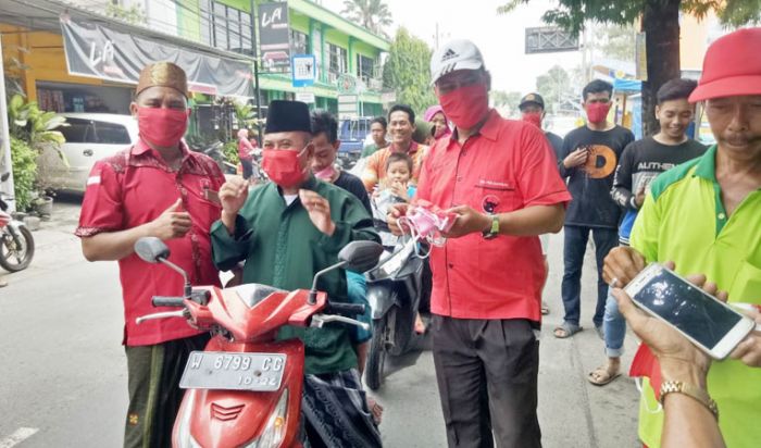 PDIP Gresik Bagi-bagi 1.000 Masker dan Hand Sanitizer Gratis