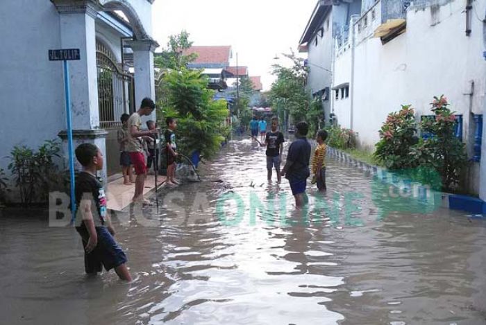 Hujan Ekstrim Guyur Mojokerto, Enam Kawasan Terendam, Akses Jalan Lumpuh