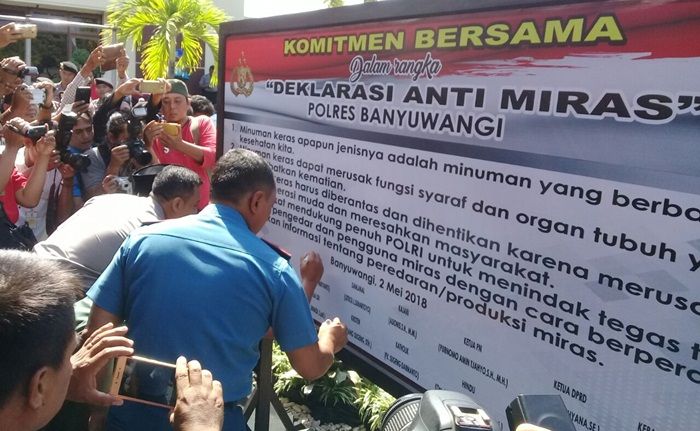 Deklarasi Anti Miras, Polres Banyuwangi Musnahkan Arak dan Tuak 11.776 Liter