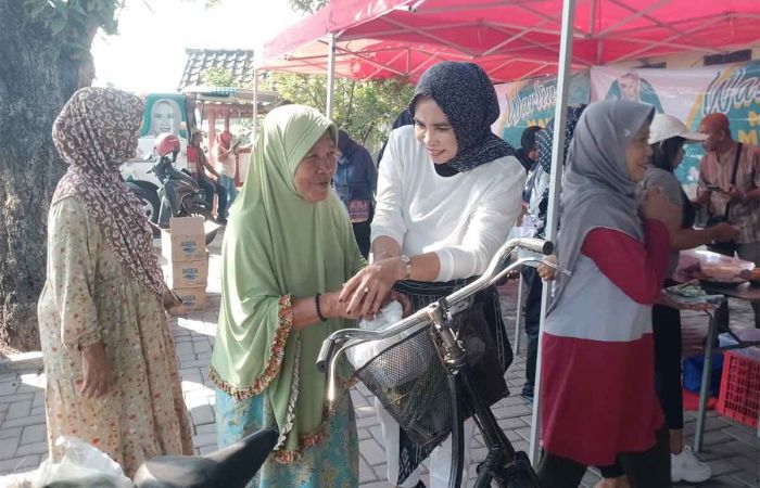 Blusukan, Mimik Idayana Bagikan 500 Paket Makan Gratis