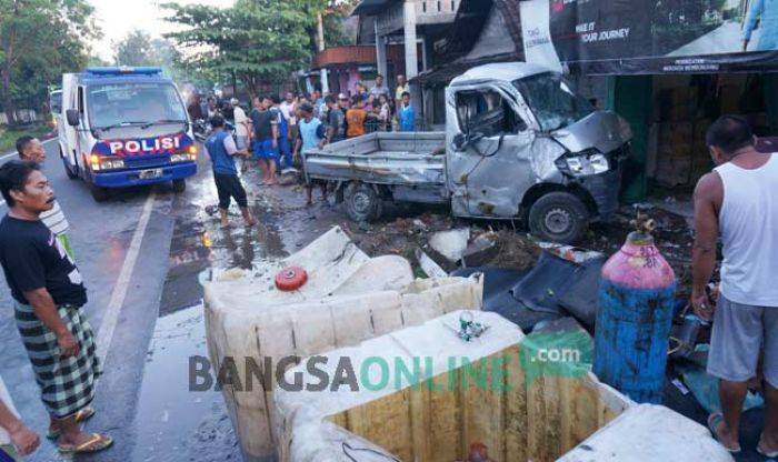 Kecelakaan di Jalan Brigjen Kretarto Jombang: Diduga Mengantuk, Pick Up Tabrak Toko