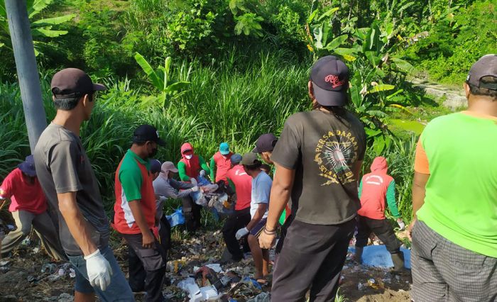 FPRB Kabupaten Kediri Beri Apresiasi DLH yang Terjun Langsung Bersihkan Sampah di Sungai