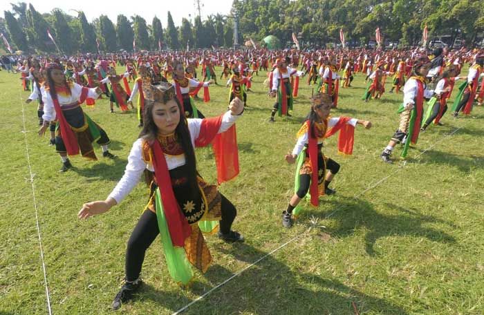 Ribuan Pelajar  SD se-Kabupaten Jombang Gelar Tari Remo Masal di Alun-Alun