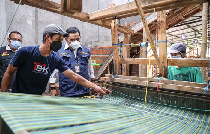 Selain Pegawai Pemkot Kediri, Tenun Ikat Bandar Kidul Jadi Seragam Wajib Pemprov Jatim