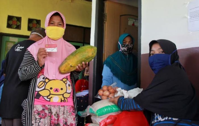 ​Bawa Tas Belanjaan Sendiri Agar Tak Nyampah, Warga Kota Kediri Antre di e-Warong