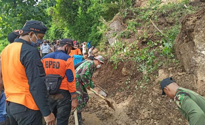 Tebing 25 Meter di Blitar Longsor, Tutup Akses Jalan Antar Kecamatan