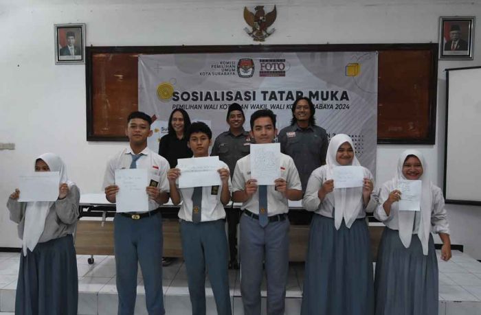 Bersama Pewarta Foto Indonesia, KPU Surabaya Gelar Sosialisasi Pemilu di SMA Wijaya Putra
