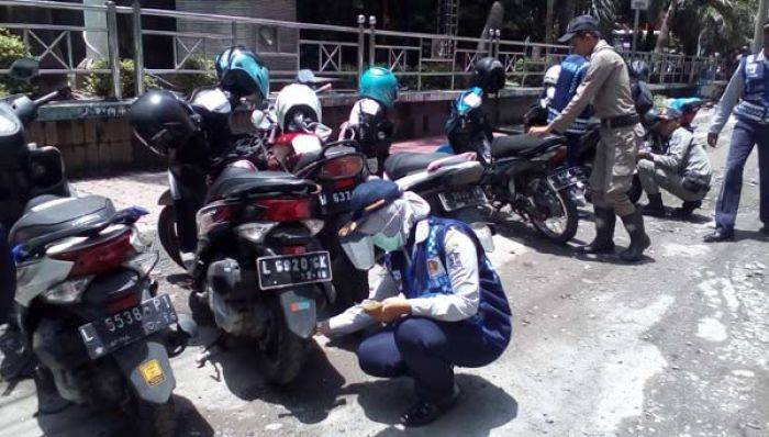 Dishub Surabaya Gelar Operasi Gabungan, Kendaraan Parkir Sembarangan Digembosi