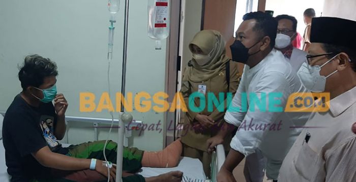 Beri Dukungan Moral Kepada Korban Tragedi Kanjuruhan, Bupati Gresik Jenguk Warganya di RSI Malang