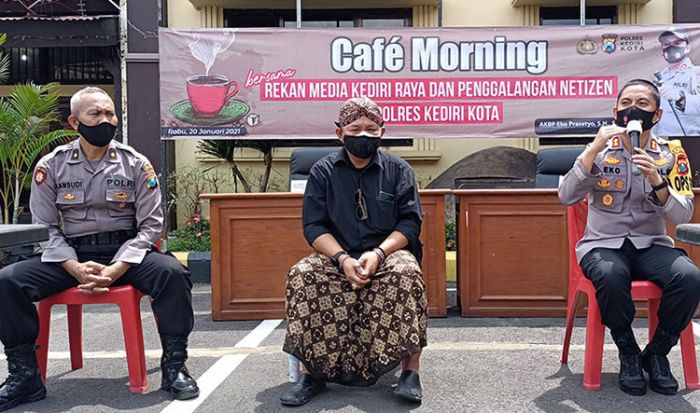Kapolres Kediri Kota Gelar Coffee Morning Dengan Wartawan di Bawah Terik Matahari