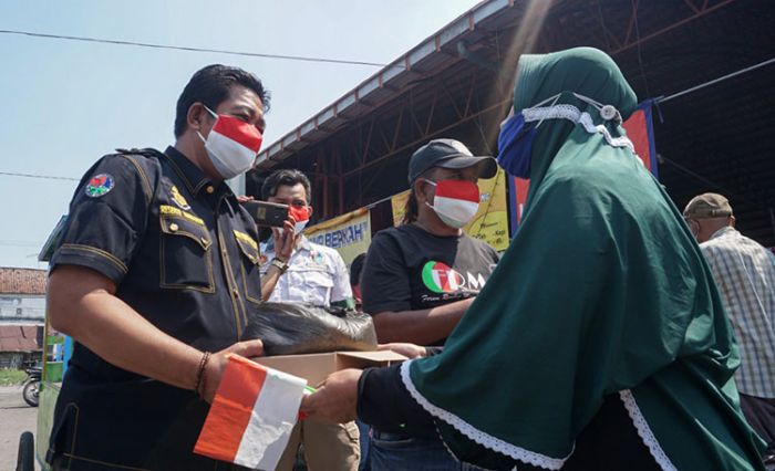 Peduli Warga Terdampak, Polres Jombang Bagikan Bantuan Sembako untuk PKL dan Tukang Becak