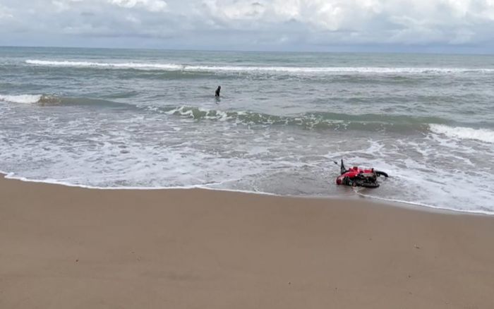Ombak Besar Jadi Kendala Pencarian Pria yang Tenggelam di Pantai Serang Blitar