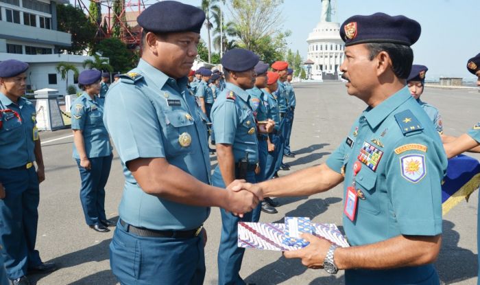 Panglima Komando Armada II Beri Penghargaan Kepada Prajurit yang Berprestasi