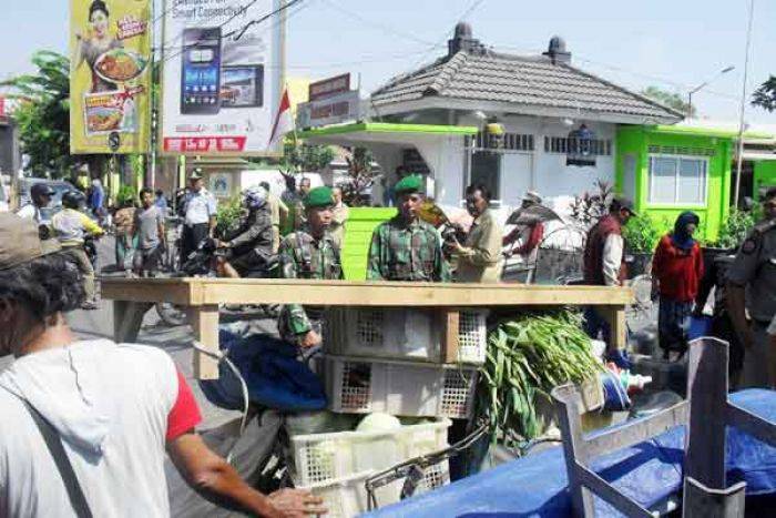 Menengok Nasib PKL Gresik (1): Kerap Diobrak Satpol PP, Tapi Tak Diberi Solusi Pasti