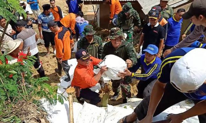 ​Bantu Sembako, Wakil Bupati Pamekasan Gotong Royong Tanggap Darurat di Lokasi Longsor Batumarmar