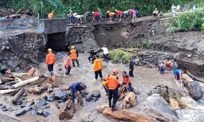 Banjir Bandang Bawa Material Batu dan Kayu Besar, BPBD Kesulitan Pembersihan