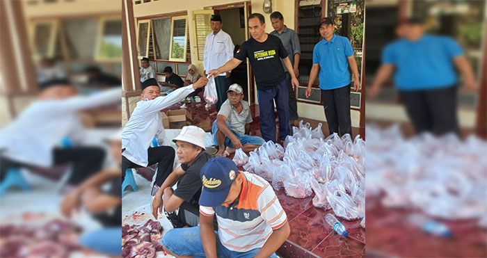 Idul Adha 1443 H, Relawan Bekisar Mojokerto Sembelih Sapi Limosin dari Kiai Asep