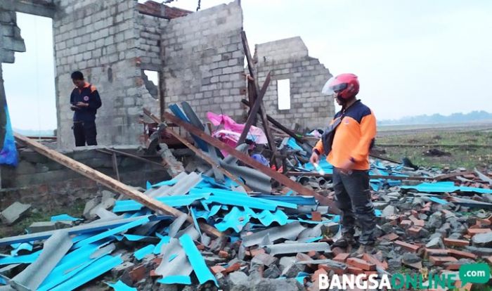 Satu Keluarga di Jombang Tertimpa Rumah saat Puting Beliung Melanda