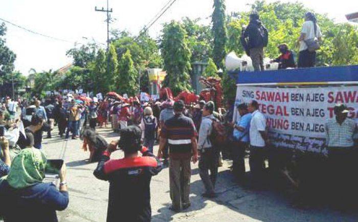 Petani Kendeng Ngeluruk PTTUN di Ketintang, Tolak Pabrik Semen