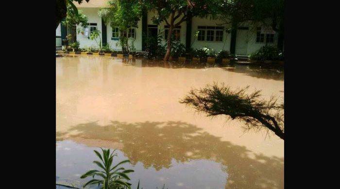 Banjir Kiriman di Kota Pasuruan: Dari Lepas Sepatu, hingga Pembatalan Upacara