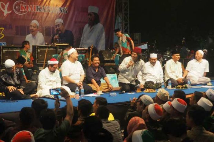 Ribuan Warga Tumplek Blek Sinau Bareng dengan Cak Nun di Harlah RSFM Gresik