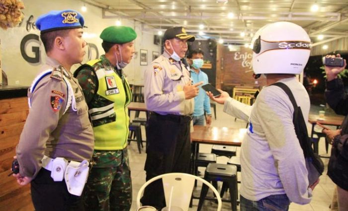 Cegah Penyebaran Covid-19, TNI-Polri Lamongan Razia Cafe