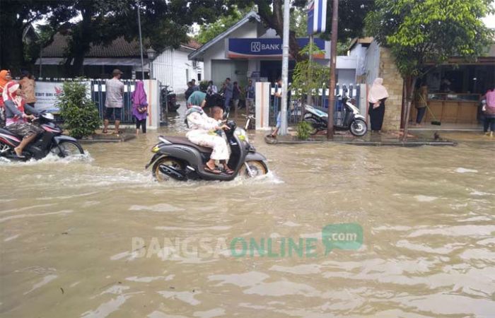 Jalan Antar Kecamatan di Bangilan Terendam Banjir Usai Diguyur Hujan Deras