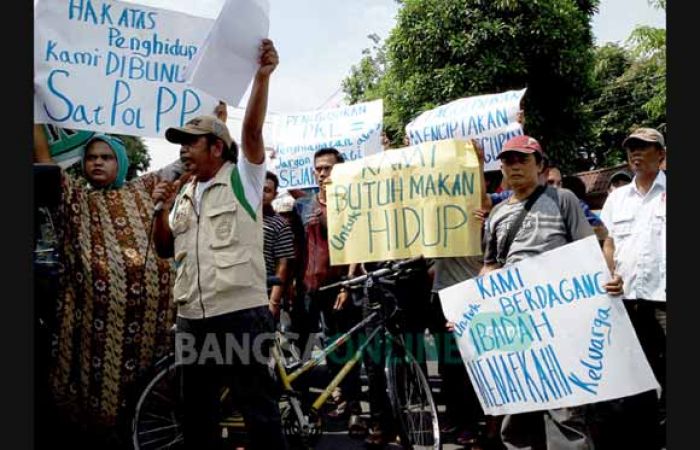 Tolak Relokasi, PKL di Jombang Demo Pemkab
