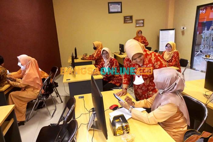Anggota DWP Kota Mojokerto Terima Pelatihan Membuat Toko Online