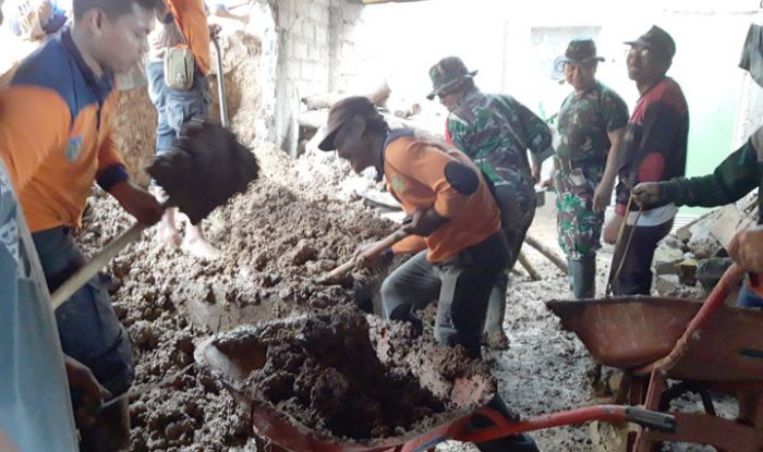 Diguyur Hujan Dua Jam, Bukit Longsor Menimpa Rumah di Kediri