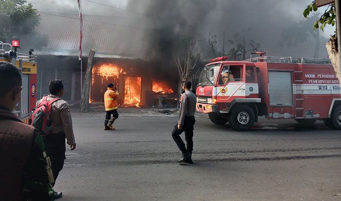 Diduga Korsleting Listrik, Gudang Logistik Samapta Polres Kediri Kota Terbakar