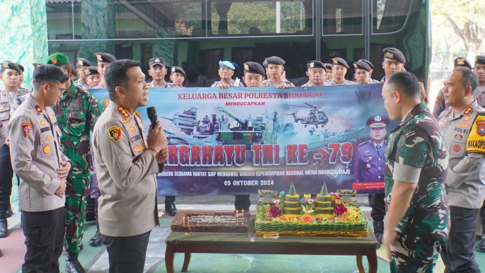 Kuatkan Sinergitas, Polresta Sidoarjo Beri Kejutan Bawa Tumpeng dan Kue untuk HUT TNI Ke-79