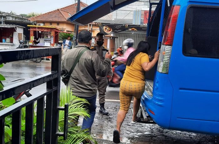 Razia Warung Remang di Banjarsari Cerme, Satpol PP Gresik Garuk 8 PSK dan Mucikari