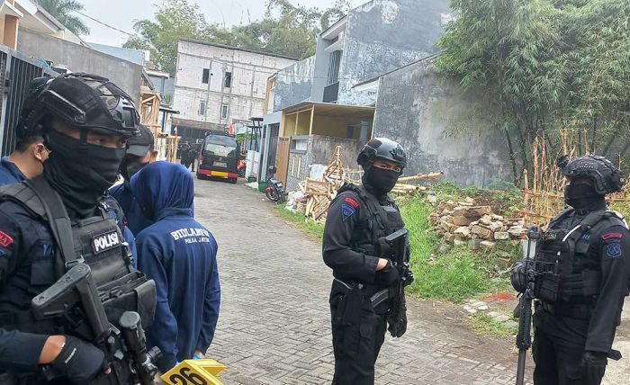 Densus 88 Tangkap Terduga Keluarga Teroris di Villa Junrejo Kota Batu